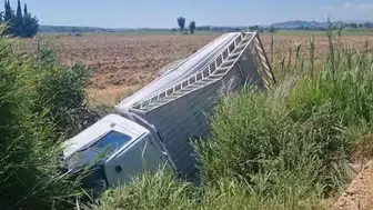 Manavgat'ta kamyonet sulama kanalına devrildi