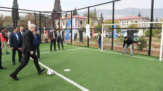 Kahramanmaraşlı gençler için 31 yeni halı saha açıldı