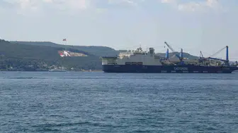 Dev boru döşeme gemisi Castorone Çanakkale Boğazı'nı geçiyor