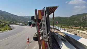 Antalya Konya yolunda tır devrildi