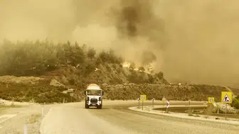 Seydikemer’de orman yangını trafiği kesti
