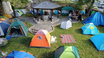 Kırkpınar tutkunları otel bulamayınca çadırlarını cami avlusuna kurdu