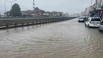 Samsun Kavak’ta aniden bastıran yağış yolları su altında bıraktı