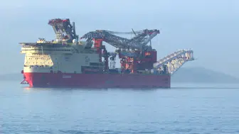 Dev boru döşeme gemisi İstanbul Boğazı'ndan geçiş yapıyor