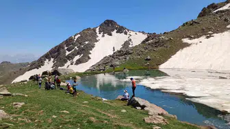 Hakkari’nin 3 bin metre üzerindeki buzlu gölünde serinlediler