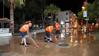 Ayvalık sokaklarını gece temizliği ile yenilediler