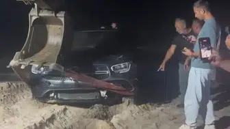 Cebeci sahilinde otomobil çadırların arasından geçip denize uçtu