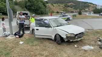 Samsun’da direksiyon hakimiyetini kaybeden sürücü refüje çarptı