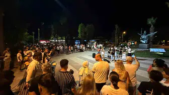 Kemer sokaklarında genç müzisyenlerden canlı performans