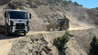 Onikişubat yollarını yenilemek için 12 farklı noktada iş makineleri çalışıyor