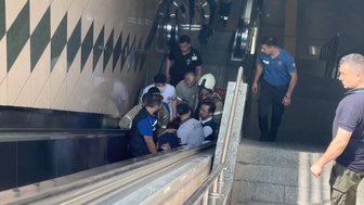 Metro peronunda korku dolu anlar: Görme engelli genç raylara düştü