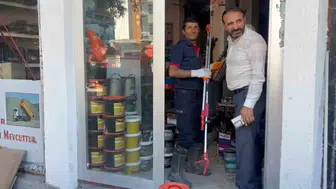 Adilcevazda bir dükkanın içine yılan girdi