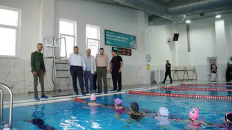İznikte çocuklar yaza kulaç atarak başladı
