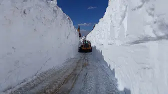 Hakkari’de Temmuz ayında yollar 7 metrelik kar tünellerine dönüştü