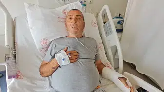 Alanya'da tur otobüsünün sıkıştırdığı motosikletli ağır yaralandı