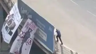 Adana'da köprüye pankart asan kişi polis tarafından gözaltına alındı