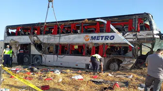 Amasya yolunda çift katlı otobüs devrildi