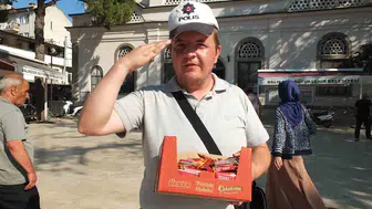 Burhaniye’nin en sempatik seyyar satıcısı polis şapkasıyla sokaklarda