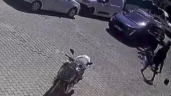 İzmir trafiğinde çukur kavgası Kuryeyi aracından inip darp etti