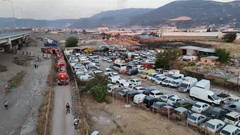 İzmir'de otopark yangını 62 araç kül oldu