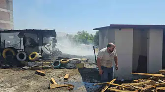 Elazığ’da lastikçi dükkanı küle döndü