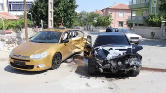 Karaman’da kavşak kazası 3 yaralı