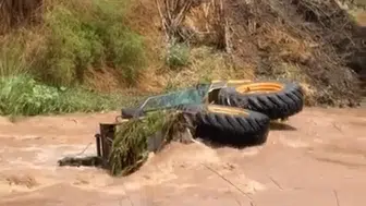 Osmaniye'de sel baskını İş makinesi dereye uçtu
