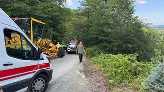 Rize’de yol çalışması yapan operatör 300 metrelik uçurumdan kurtuldu