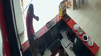 Adana'da tuvalet bahanesiyle girdiği yerlerden hırsızlık yapan kişi yakalandı
