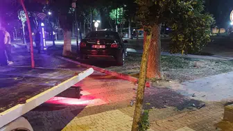 Isparta’da alkollü aday sürücü kaldırıma daldı