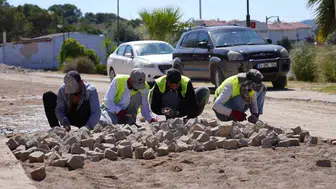 Ayvalık Ali Çetinkaya mahallesinde bozuk yollar yenileniyor