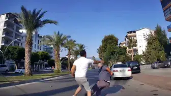 Antalya’da taksici ve yayanın kavgası araç kamerasında