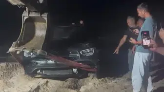 Kandıra’da otomobil çadırların arasından geçip denize düştü