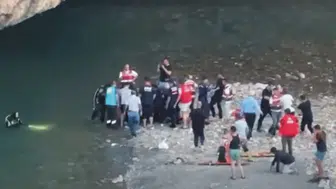 Serinlemek için girdiği çayda hayatını kaybetti