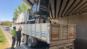 Nevşehir yolunda TIR köprüye takılınca trafik kilitlendi