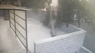 Çorlu'da tırın çarptığı elektrik direği cami bahçesine uçtu