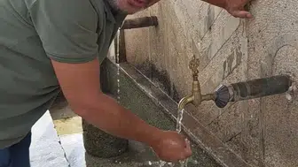 Yayladaki çeşmeyi kendi imkanlarıyla pırıl pırıl yaptı