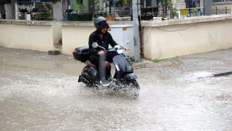 Edirne’de aniden bastıran sağanak hayatı felç etti