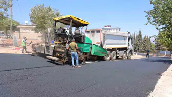 Kahramanmaraşlı işçiler 200 derece sıcakta yol yeniliyor