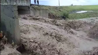 Kars’ta aşırı yağışlar köy yolunu trafiğe kapattı