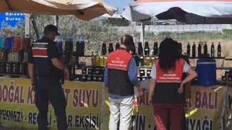 Edremit yol kenarlarındaki gıda tezgahlarına jandarmadan ani baskın