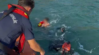 Kuşadası açıklarında kürek sörfü yapan iki kişi denizde sürüklendi