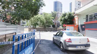 Kartal’da boşaltılan binanın balkonları gece yarısı büyük gürültüyle çöktü