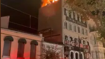 Fatih’te bir binanın çatısında bulunan baz istasyonu alev aldı