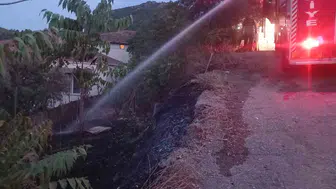Bilecik'te okul bahçesinde çıkan yangın mahalleliyi sokağa döktü