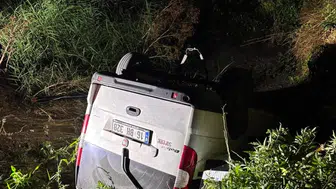 İnegöl'de gece yarısı dereye uçan sürücüyü itfaiye kurtardı