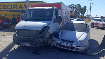 Antalya’da kamyonet ve otomobil çarpıştı 2 yaralı