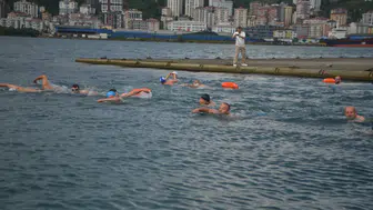 Karadeniz'in dalgalı sularında 15 Temmuz için kulaç attılar