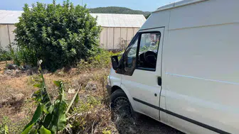 Mersin'de ticari araç uçurumun kenarında asılı kaldı