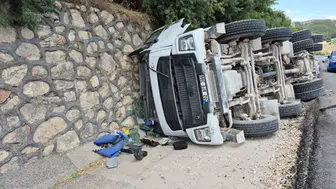 Adıyaman yolunda beton mikseri şarampole yuvarlandı